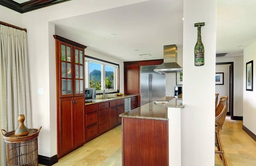 Wailua Condo | G301 - Extra Large Ocean View Corner Suite in Kapaa, Steps to Beach, AC, Pool!