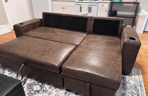 Fan District Apartment | G4 KING BED central location museums FREE PARKING