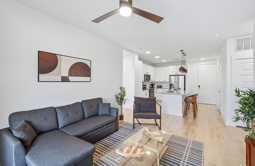 Fort Worth Condo | G412 Luxury Living DT Forth Worth 2BD2B, Resort Style Amenities, Golf Sim