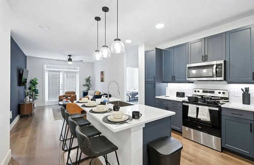 Fort Worth Condo | G43 Luxury Living DT Fort Worth 2B2B, Resort Style Amenities, Golf Sim
