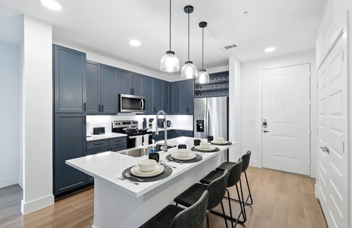 Fort Worth Condo | G43 Luxury Living DT Fort Worth 2B2B, Resort Style Amenities, Golf Sim