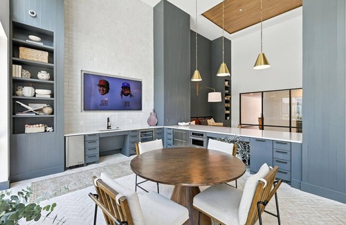 Fort Worth Condo | G99 Luxury Living DT Forth Worth 2BD2B Condo, Resort Style Amenities, Golf Sim