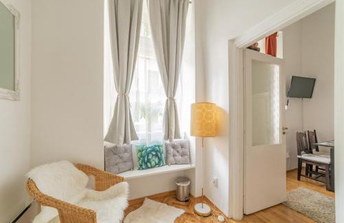 Terezvaros Apartment | Gabi's Central Broadway Nest @ Nagymező str