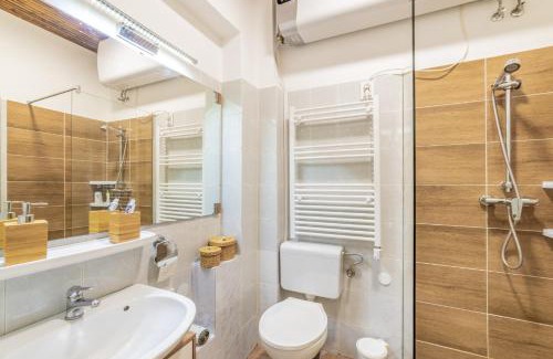 Terezvaros Apartment | Gabi's Central Broadway Nest @ Nagymező str