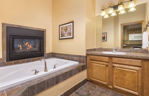 Hanover Resort | Galena, IL: Studio w/Fireplace, Jetted Tub, Resort Pool & Outdoor Activities