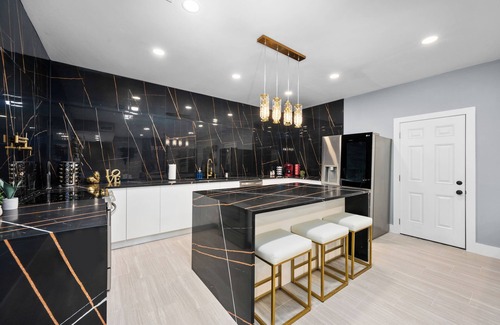 Houston House | Galleria Spacious 5-bedroom House with Pool & Free Parking