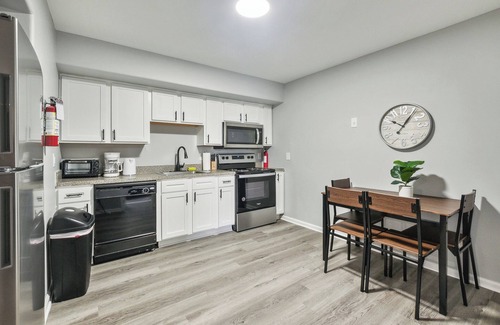 New Castle Apartment | Galloway 115 I Spacious Garden Style Retreat