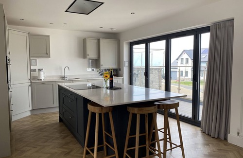 Little Haven Cottage | GALWAD Y MOR, family friendly, with hot tub in Broad Haven