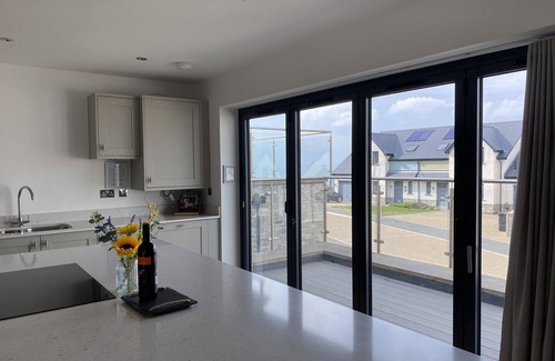 Little Haven Cottage | GALWAD Y MOR, family friendly, with hot tub in Broad Haven