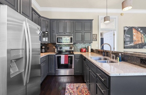 Fayetteville Apartment | Game Day Getaway - 1 Block to Dickson-Walk to UofA