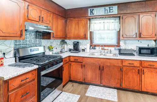 Oxford House | Game Day Getaway! Home with Yard, 4 Mi to Ole Miss