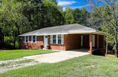 Oxford House | Game Day Getaway! Home with Yard, 4 Mi to Ole Miss