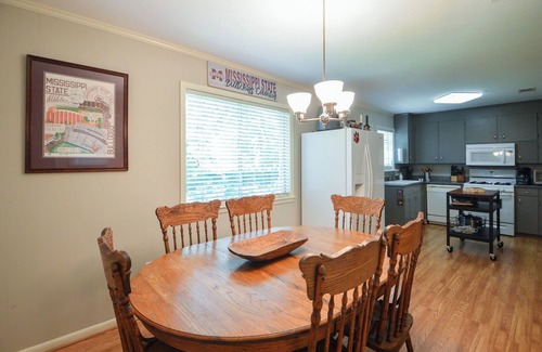 Starkville House | Game Day Getaway-Walk to Stadium