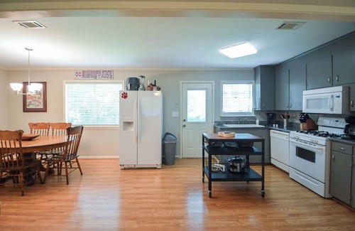 Starkville House | Game Day Getaway-Walk to Stadium