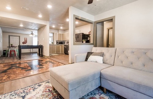 College Hills Estates House | Game Day Stay with Lots of Entertaining!