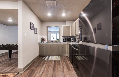 College Hills Estates House | Game Day Stay with Lots of Entertaining!