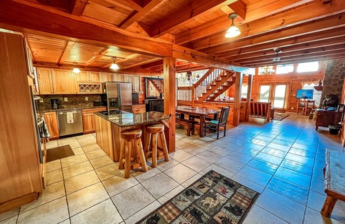 Grassy Creek Cabin | Game Nights, Cozy Beds & Scenic Views - All at Dream Mtn Lodge!