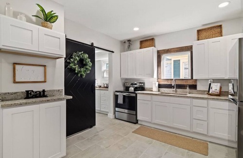 Detroit - Shoreway Apartment | Game Room! 7 Min To Downtown CLE!