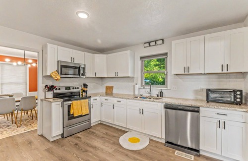 Augusta House | Game Room ~ Huge Yard w/Firepit ~ Kid Friendly ~ 4 BR, 5 Beds, Large Home