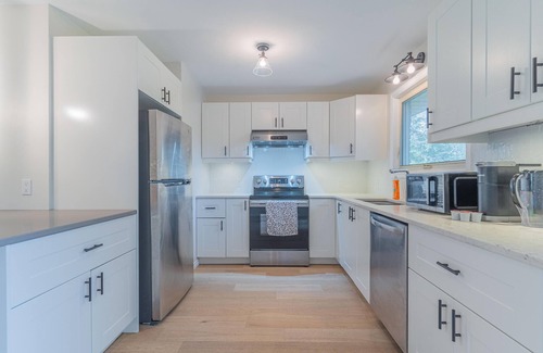 Lakefield House | Games+BBQ+Firepit+sleep 8+4 beds near Downtown
