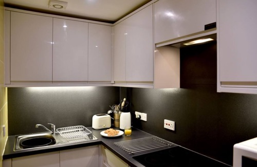 Knutsford Apartment | Garden apartment - basement apartment in Leafy Knutsford