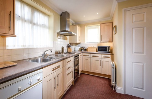 Great Yarmouth House | Garden Cottage Ensuite Bungalow with Patio