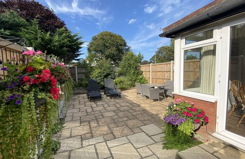 Great Yarmouth House | Garden Cottage Ensuite Bungalow with Patio
