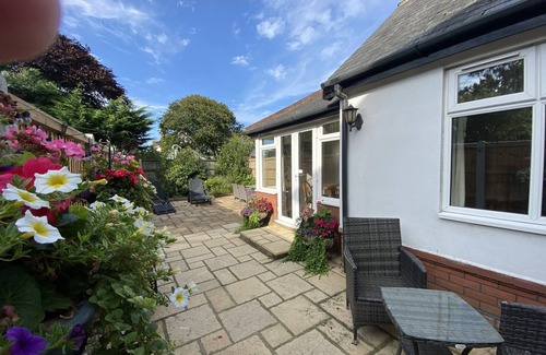 Great Yarmouth House | Garden Cottage Ensuite Bungalow with Patio