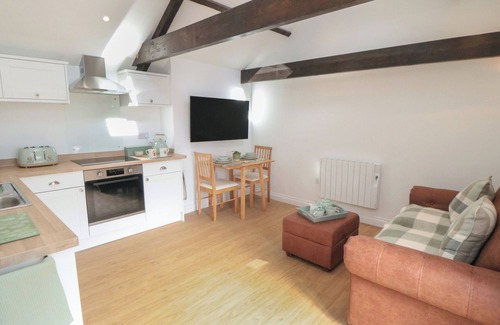 Scalby Cottage | GARDEN COTTAGE, romantic, with a garden in Scalby