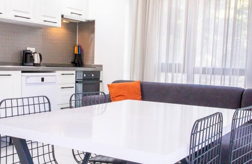 Milas Apartment | Garden Floor Flat w Garden 1 min to Beach in Milas