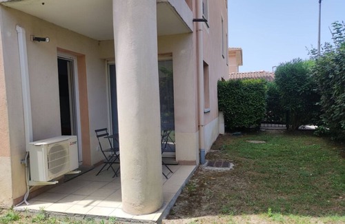 Istres Apartment | Garden-floor studio with air-conditioning.