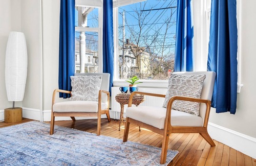 Oakdale Apartment | Garden Gem ★ 5 Min to Old Port ★ Spacious