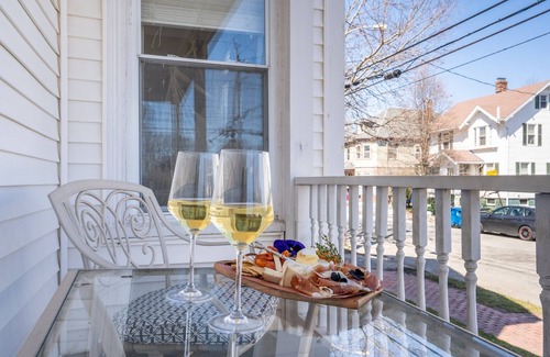Oakdale Apartment | Garden Gem ★ 5 Min to Old Port ★ Spacious