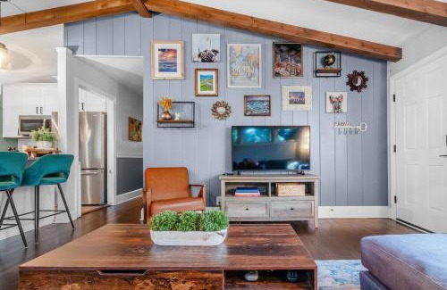 Starmount House | Garden Oasis Walk to Light Rail, SouthPark, and Southend
