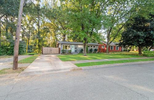 Starmount House | Garden Oasis Walk to Light Rail, SouthPark, and Southend