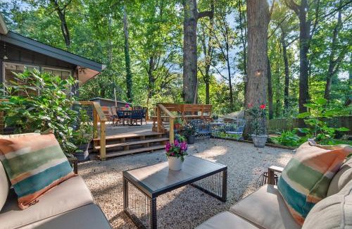 Starmount House | Garden Oasis Walk to Light Rail, SouthPark, and Southend