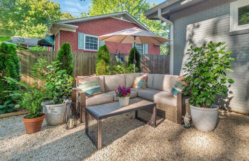 Starmount House | Garden Oasis Walk to Light Rail, SouthPark, and Southend