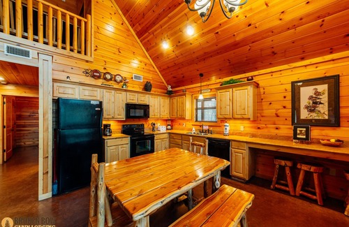 Broken Bow Cabin | Garden Of Eden: 4 BR + Loft, 2 Bath, Sleeps 10