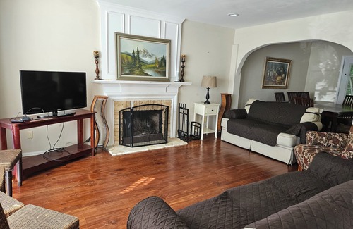 Apex House | Garden Retreat close to Jordan Lake-Screened porch-fenced backyard-large deck