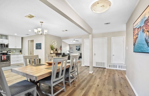 Celina House | Garden Retreat/King Bed/Large Yard