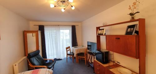 Plymouth Apartment | Garden Room