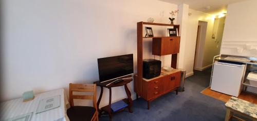 Plymouth Apartment | Garden Room