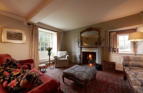 Edensor House | Gardeners Cottage near Chatsworth House