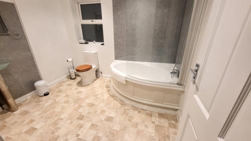 Finchley Apartment | Garland Spacious 4 Bedroom House With Garden And Parking