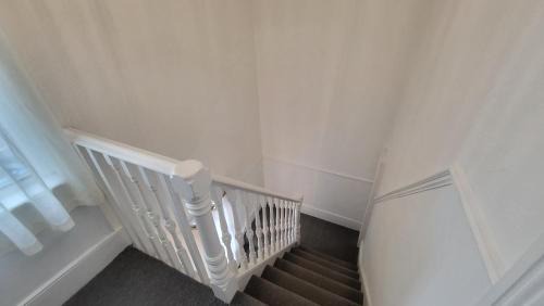 Finchley Apartment | Garland Spacious 4 Bedroom House With Garden And Parking