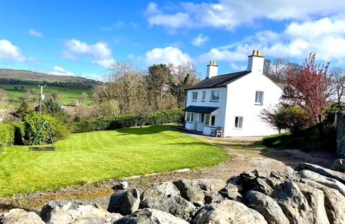 Colwyn Bay House | Garth- Stunning Scenic semi-rural Cottage with Games room