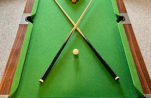 Colwyn Bay House | Garth- Stunning Scenic semi-rural Cottage with Games room