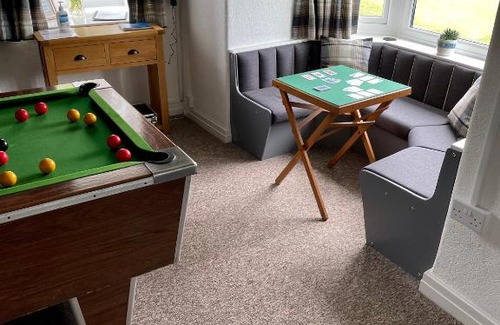 Colwyn Bay House | Garth- Stunning Scenic semi-rural Cottage with Games room