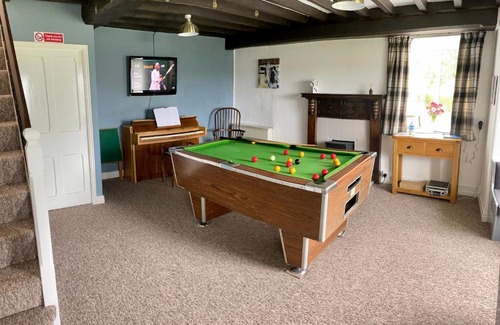 Colwyn Bay House | Garth- Stunning Scenic semi-rural Cottage with Games room