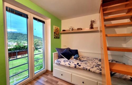 Radovljica Apartment | GARTNAR HOME -Hiška s pridihom domačnosti in pogledom na hribe.